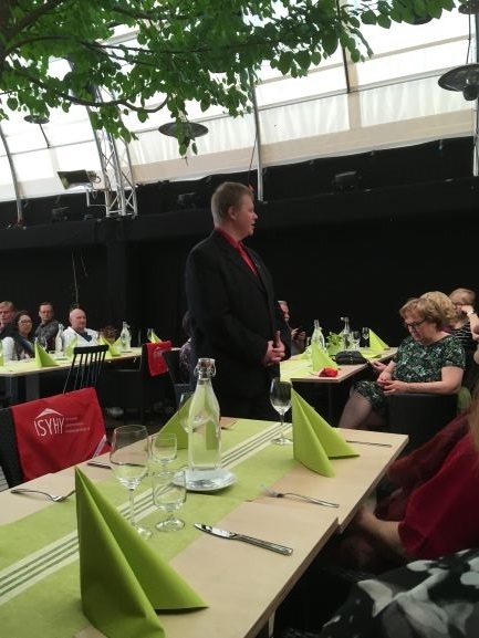 Puheenjohtaja Tomi Rosti toivotti juhlaväen tervetulleeksi.